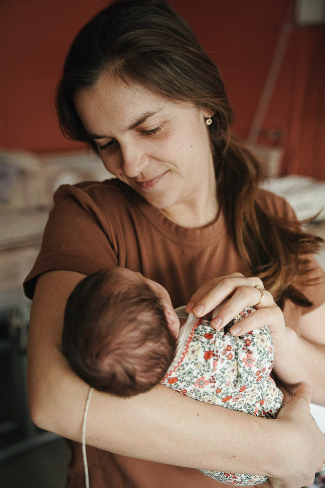 Jo Tack, doula à Wimereux près de Boulogne-sur-Mer, accompagnant une naissance dans un cadre chaleureux et rassurant