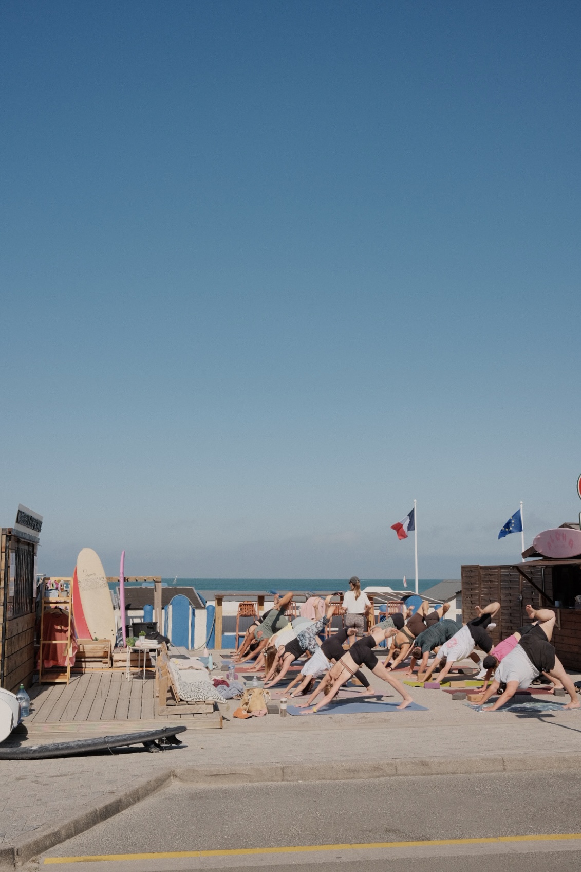 jotack yoga wimereux yogawimereux jo yoga yogaaloha yogasurladigue plage adhomukha